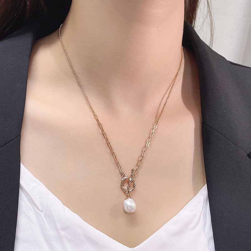 Collier avec pendentif à bascule en perles d'eau douce baroques et lien trombone