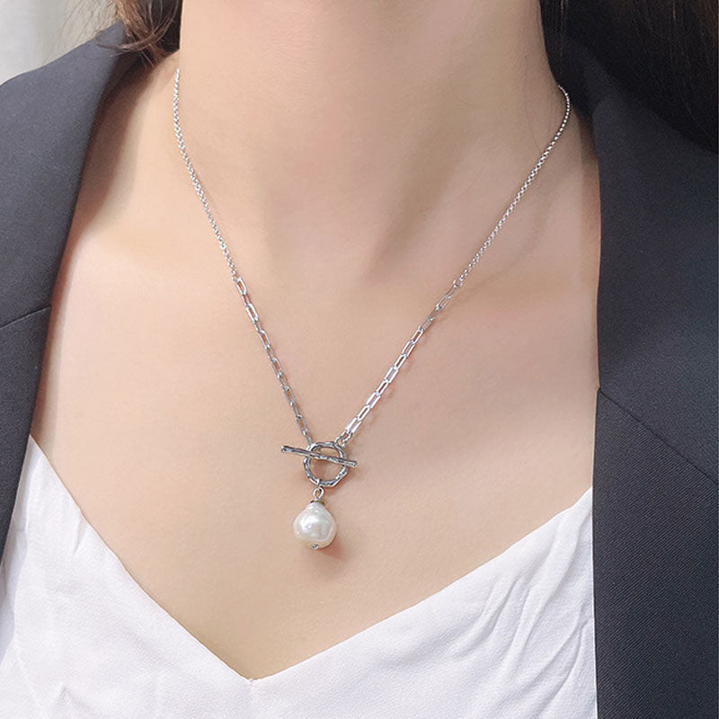 Collier avec pendentif à bascule en perles d'eau douce baroques et lien trombone