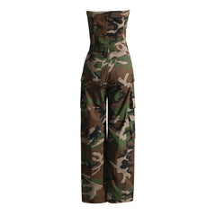 Trägerloser Jeans-Jumpsuit mit Camouflage-Print und Cargotasche vorne und weitem Bein