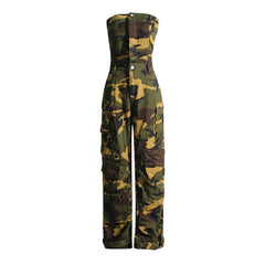 Trägerloser Jeans-Jumpsuit mit Camouflage-Print und Cargotasche vorne und weitem Bein