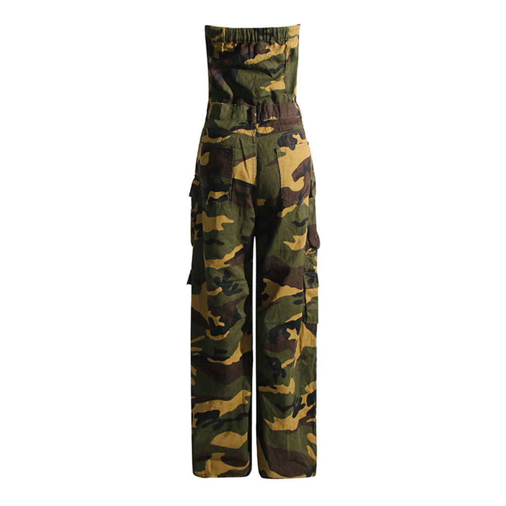 Trägerloser Jeans-Jumpsuit mit Camouflage-Print und Cargotasche vorne und weitem Bein