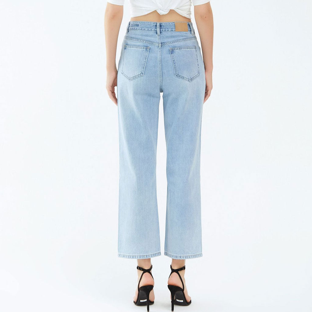 Schicke Jeans mit weitem Bein und mittlerer Taille in Knöchellänge und verblasstem Look - Hellblau