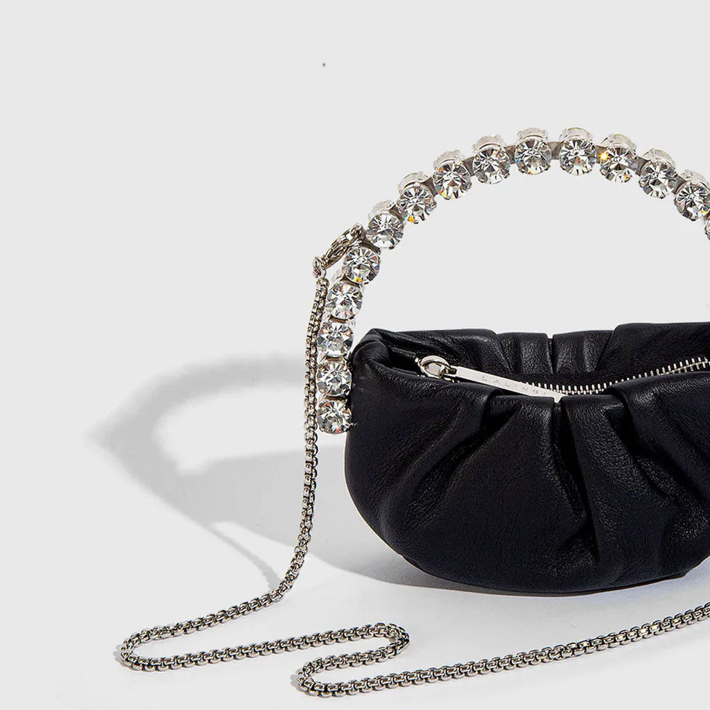 Schicke, mit Strass verzierte, halbrunde Mini-Clutch aus gerafftem Leder - Schwarz