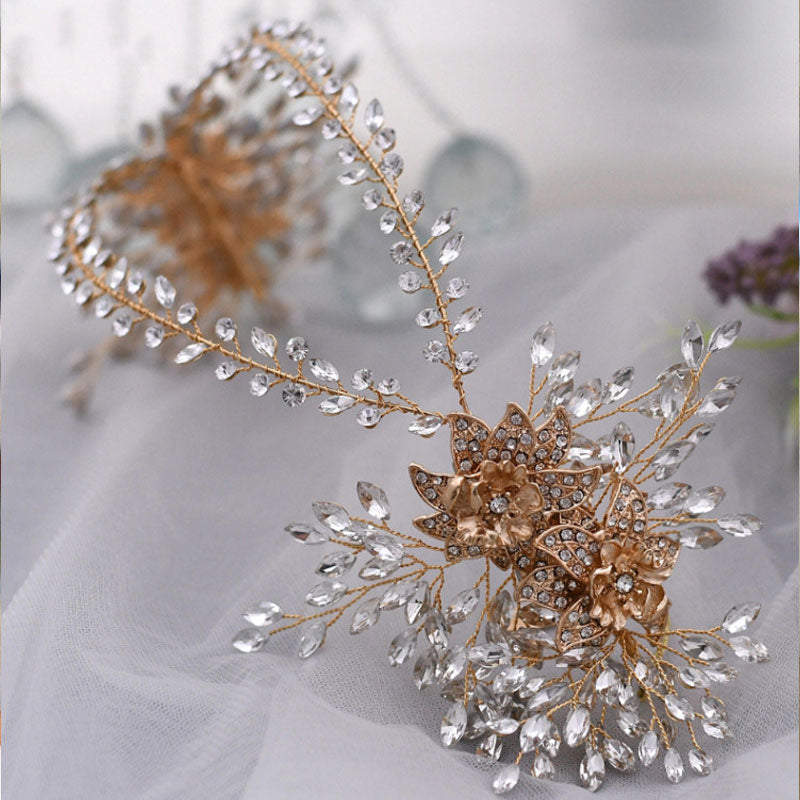 Zartes florales, mit Strass verziertes mehrlagiges Stirnband im Vine-Stil - Gold