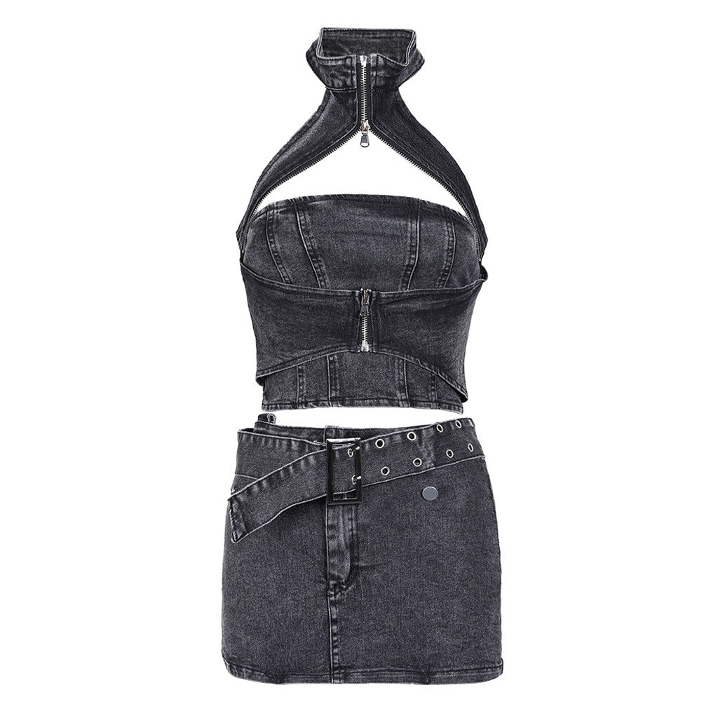 Passendes Set aus Neckholder-Crop-Top aus Denim mit Reißverschluss und Mini-Jeansrock mit Gürtel