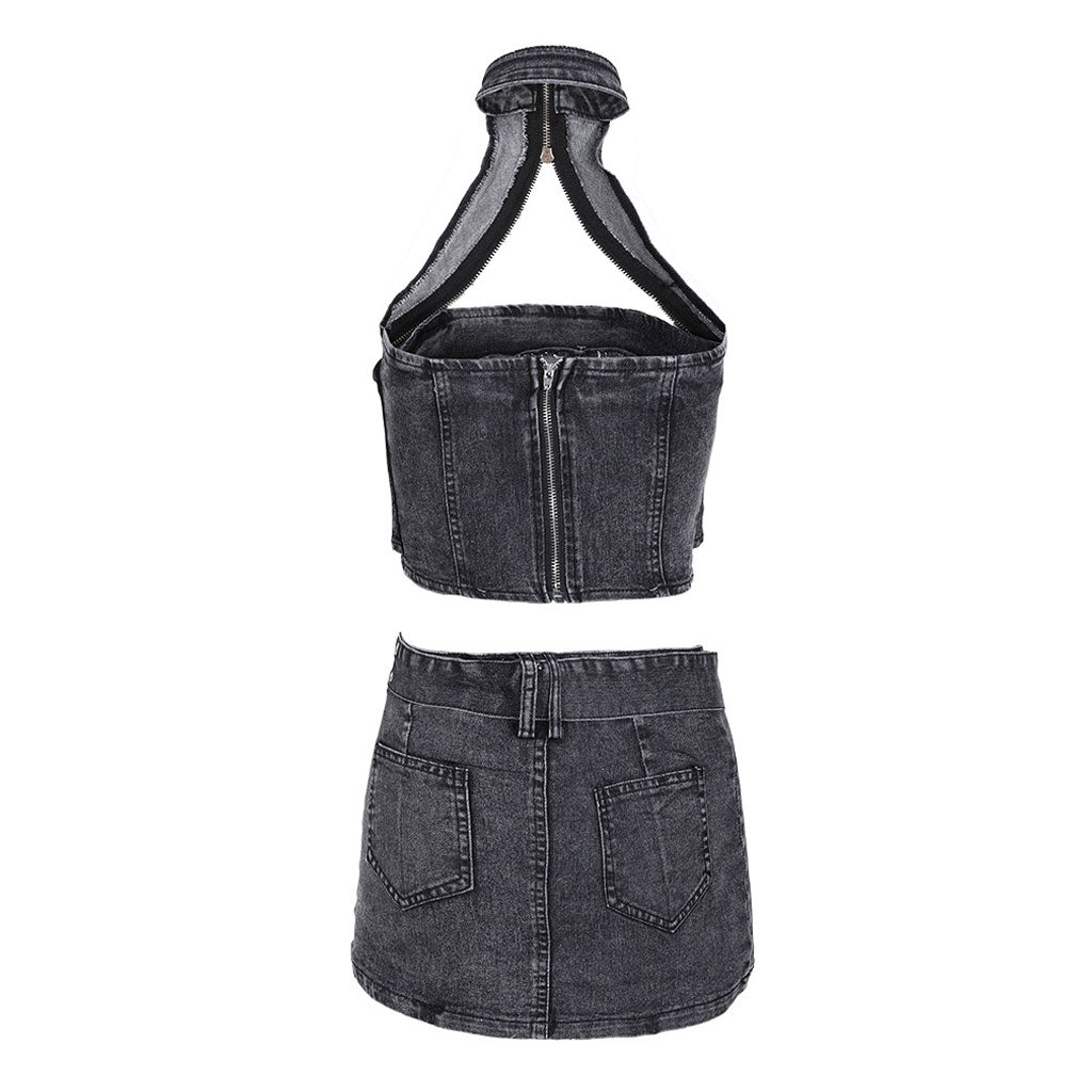 Passendes Set aus Neckholder-Crop-Top aus Denim mit Reißverschluss und Mini-Jeansrock mit Gürtel