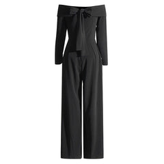 Eleganter, schulterfreier Jumpsuit aus Crêpe mit gefalteter Schleife hinten und weitem Bein