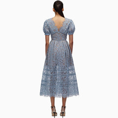 Robe mi-longue élégante en dentelle brodée à manches bouffantes et col en V - Bleu poudré