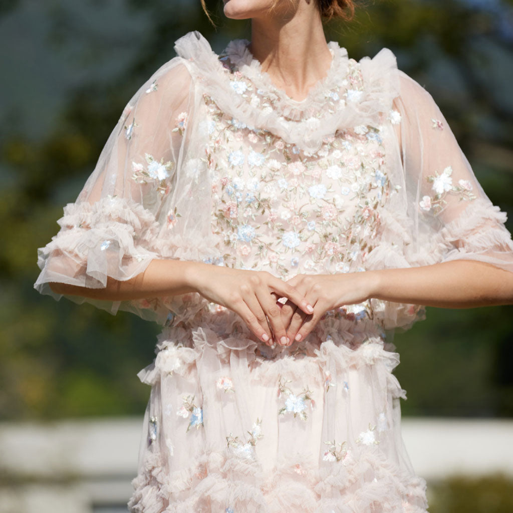 Robe longue d'été en tulle fleuri brodé à volants et manches cloches