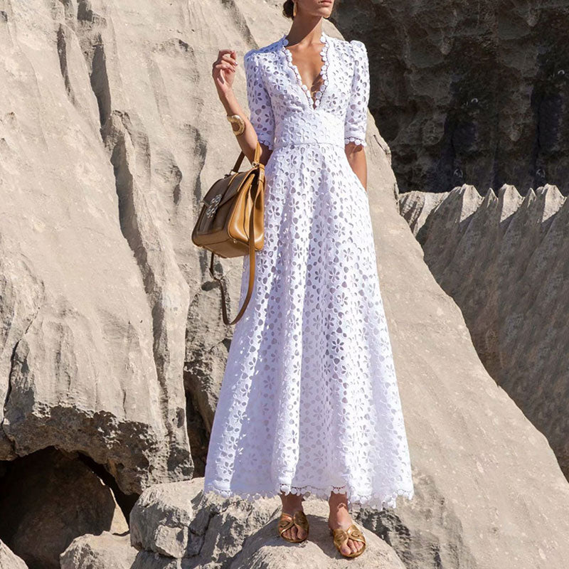 Feminines Maxikleid mit Spitzenbesatz, V-Ausschnitt, halblangen Ärmeln und Lochstickerei