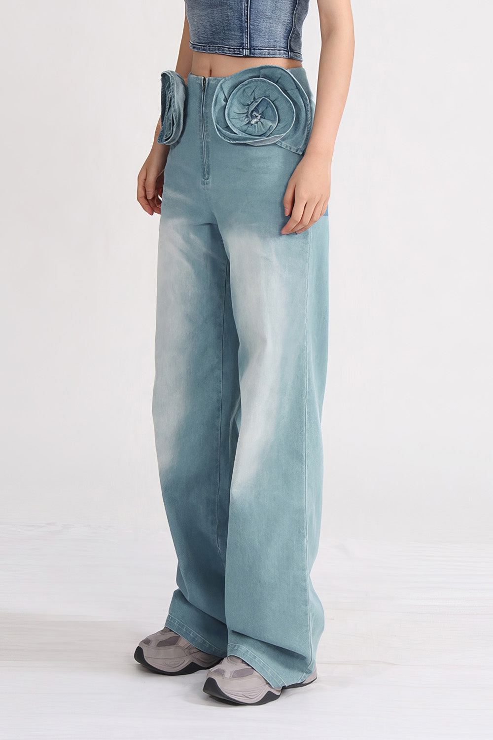 High Waist Jeans mit Blumenaufnäher - Blau