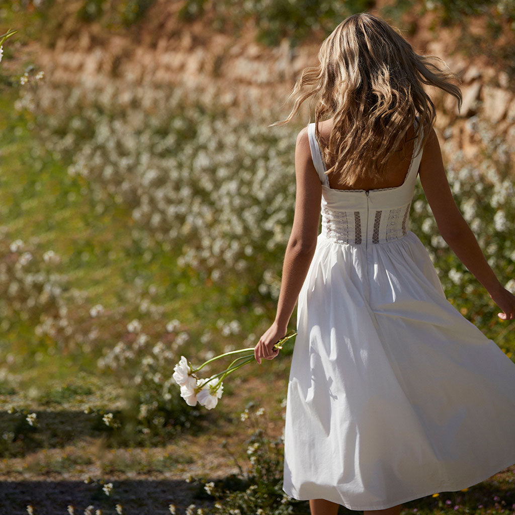 Schmeichelhaftes Midi-Sommerkleid mit quadratischem Ausschnitt, Strumpfhaltern, transparenter Spitze und ausgestelltem Schnitt