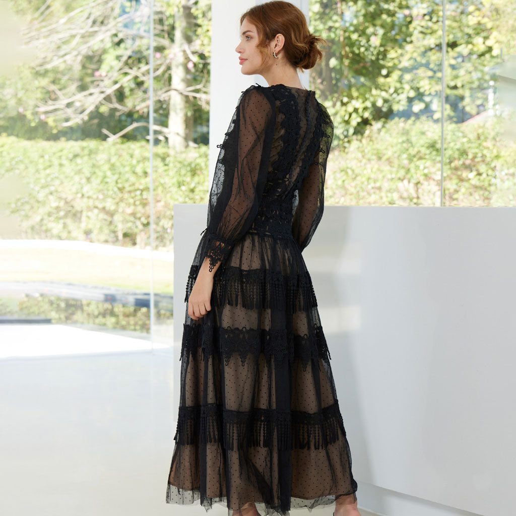 Robe longue à pois de style français à manches évasées et à franges en dentelle superposée