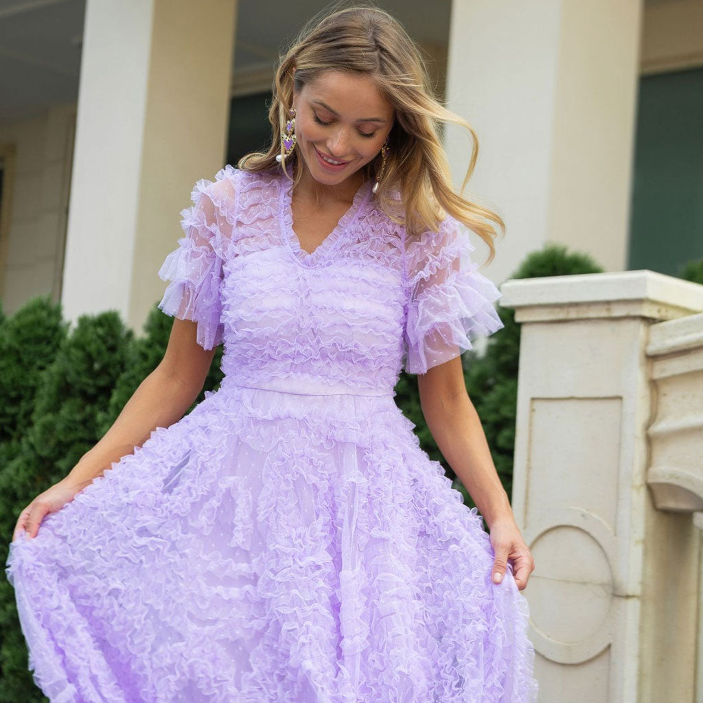 Robe longue en tulle à pois à volants et à manches courtes et col en V de style français