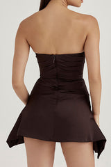 Robe de soirée mini bustier asymétrique froncée en satin glamour - Chocolat