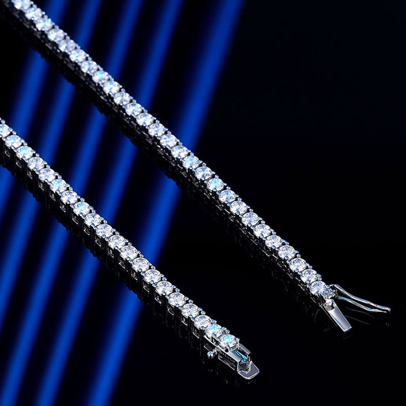 Glitzernde Tenniskette aus Sterlingsilber mit abgestuftem Moissanit in V-Form