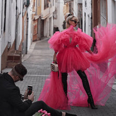 Robe de soirée à volants en tulle à encolure en V profond et manches flottantes