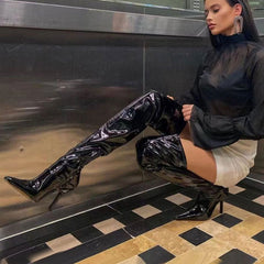 Overknee-Stiefel aus glänzendem Lackleder mit spitzer Zehenpartie und Stilettoabsatz - Schwarz