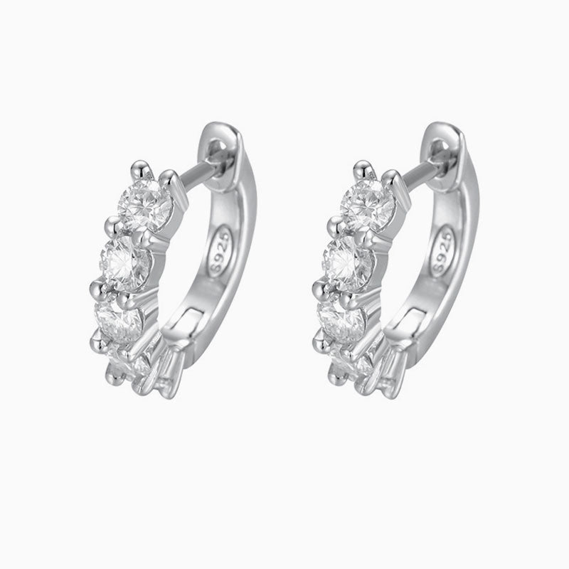 Boucles d'oreilles Huggie à charnière en argent sterling avec moissanite de 3 mm à moitié pavées