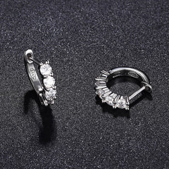 Boucles d'oreilles Huggie à charnière en argent sterling avec moissanite de 3 mm à moitié pavées