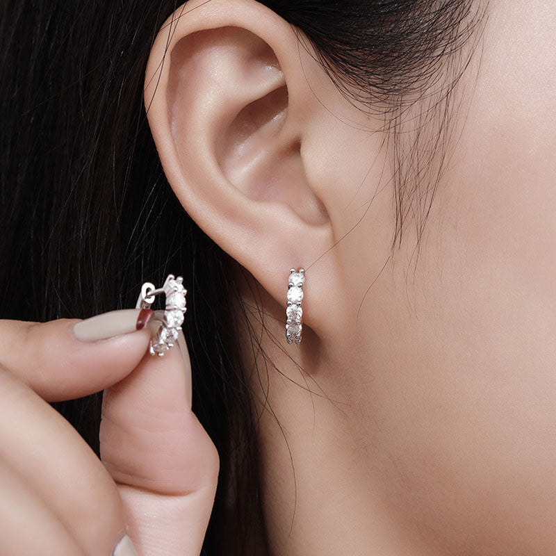 Boucles d'oreilles Huggie à charnière en argent sterling avec moissanite de 3 mm à moitié pavées