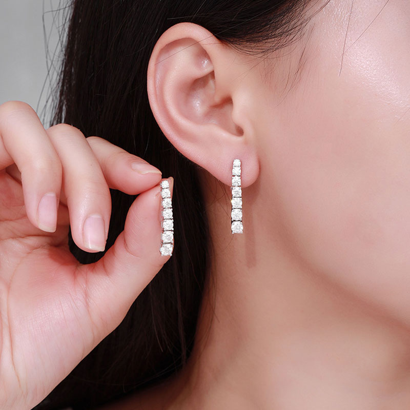 Boucles d'oreilles pendantes linéaires en argent sterling avec moissanite graduée