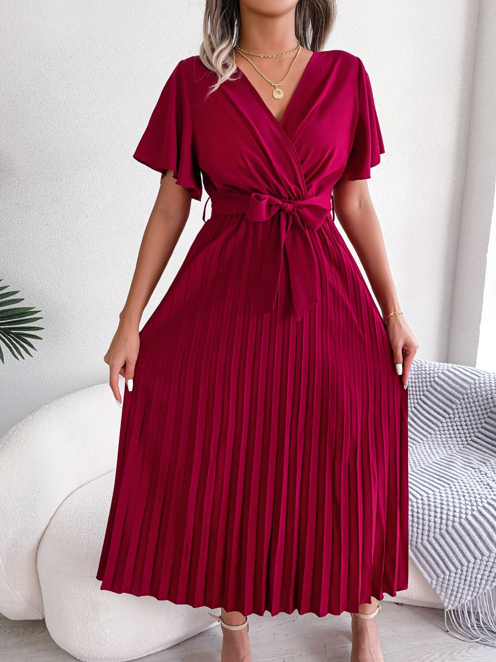Plissiertes Midikleid mit V-Ausschnitt und Bindegürtel