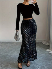 Jupe mi-longue moulante taille haute en maille transparente ornée de strass argentés scintillants