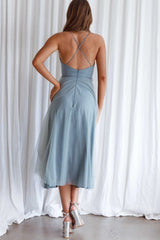 Robe mi-longue en maille à dos nu et décolleté plongeant