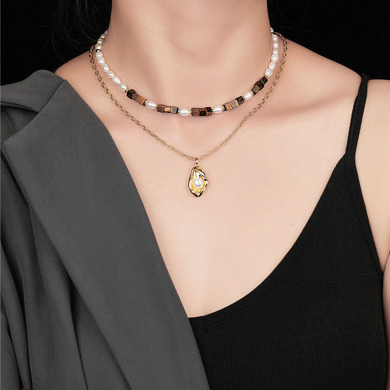 Collier ras du cou en perles d'eau douce avec œil de tigre et sourire de style baroque