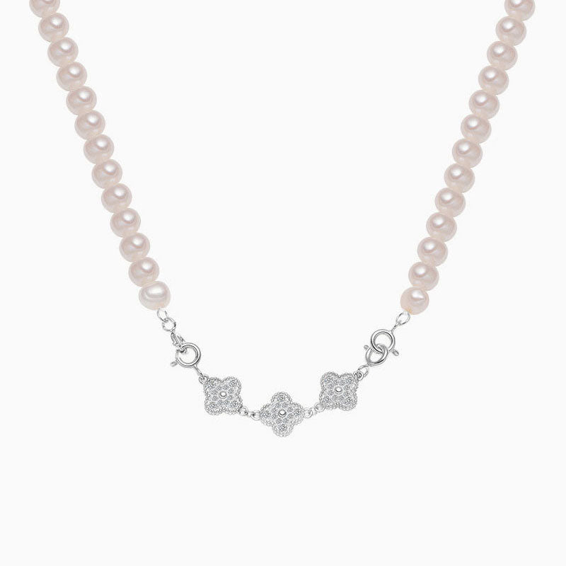 Collier avec perles d'eau douce et zircone cubique en forme de trèfle et sourire baroque