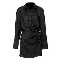 Robe chemise courte à col en V et manches longues avec accents de cristaux et taille drapée