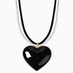 Collier avec pendentif en forme de cœur gonflé émaillé bicolore LOVE IS AROUND