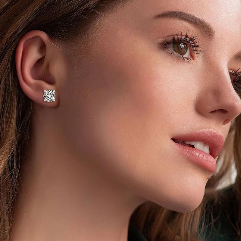 Boucles d'oreilles à tige en argent sterling avec solitaire en moissanite à quatre griffes