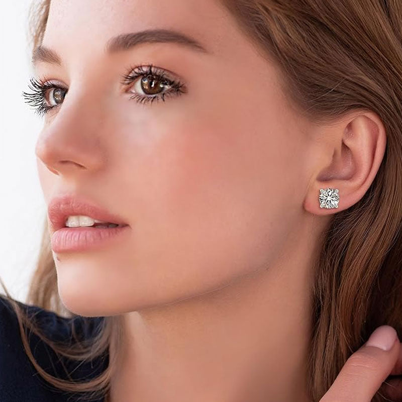 Boucles d'oreilles à tige en argent sterling avec solitaire en moissanite à quatre griffes