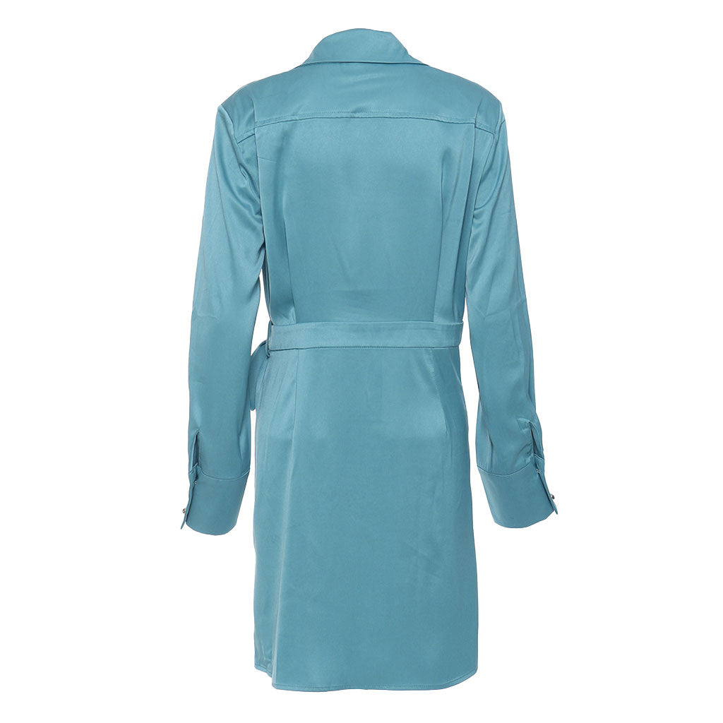 Robe chemise mi-longue en satin plissé à manches longues et col luxueux avec poche plaquée et ceinture nouée