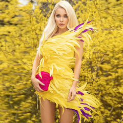 Robe courte luxueuse en crêpe à une épaule avec bordure en plumes - YelLow