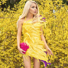 Robe courte luxueuse en crêpe à une épaule avec bordure en plumes - YelLow