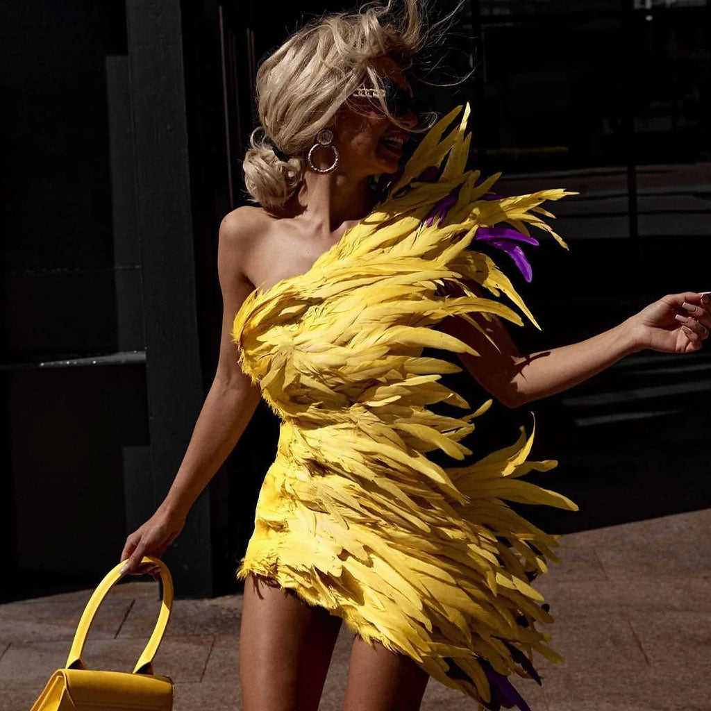 Robe courte luxueuse en crêpe à une épaule avec bordure en plumes - YelLow