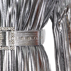 Metallic-Minikleid mit Gürtel, Schulterpolstern, Rundhalsausschnitt, langen Ärmeln und Plissierung