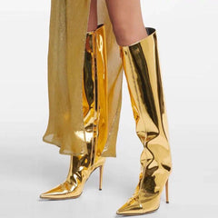 Kniehohe Stiletto-Stiefel aus Lackleder mit spitzer Spitze in Metallic-Optik - Gold