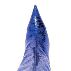 Kniehohe Stiletto-Stiefel mit spitzer Zehenpartie und metallischem Schlangeneffekt - Klein Blue