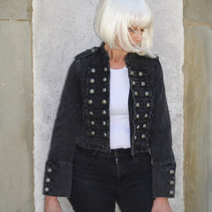 Kurze Jeansjacke mit Stehkragen und Metallbeschlägen im Militärstil, langärmlig, vorne offen