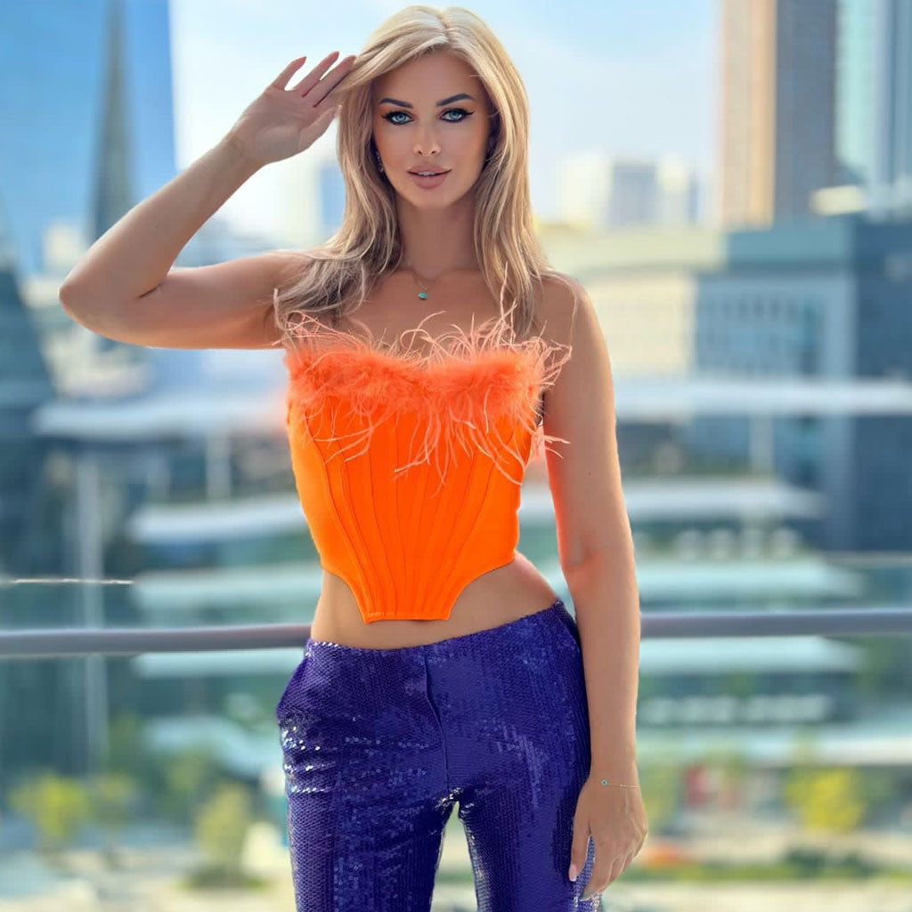 Opulentes Korsett mit Federbesatz, mittelhoher Taille und geradem Bein, passendes Set mit Paillettenhose