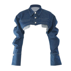 Rebellious – Kurze Jeansjacke mit spitzem Kragen, gewellten Ärmeln und Knopfleiste vorne