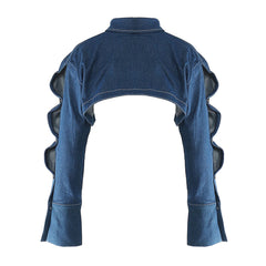 Rebellious – Kurze Jeansjacke mit spitzem Kragen, gewellten Ärmeln und Knopfleiste vorne