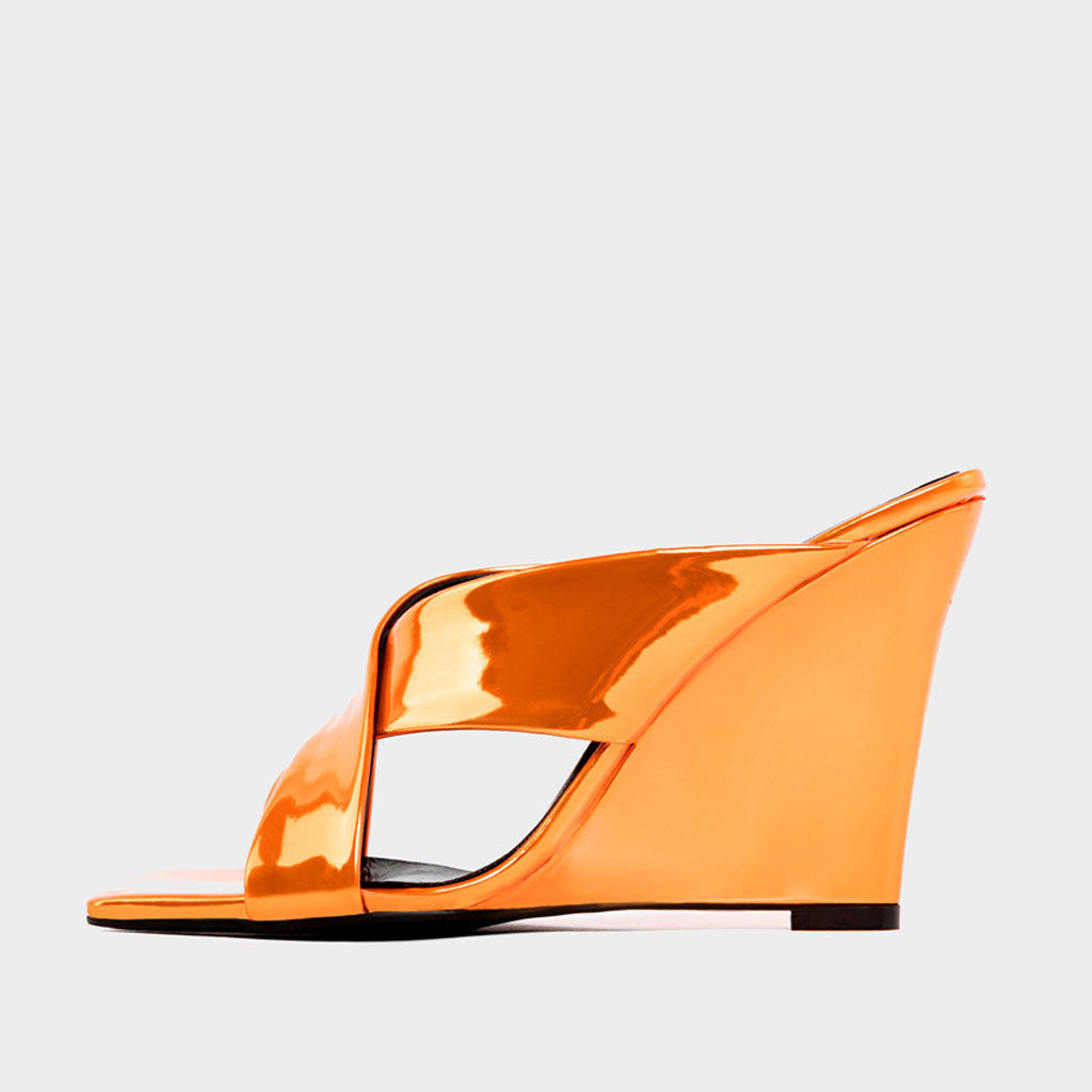 Mules compensées à bout carré en cuir verni et brides croisées Sassy - Orange