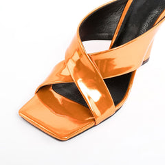 Mules compensées à bout carré en cuir verni et brides croisées Sassy - Orange