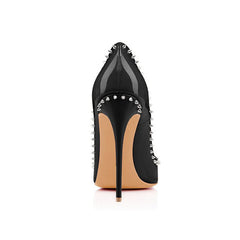 Sassy Lackleder-Pumps mit spitzer Zehenpartie und Nieten - Schwarz