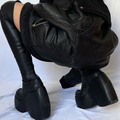 Sassy Overknee-Stiefel mit runder Zehenpartie und geometrischem Absatz - Schwarz